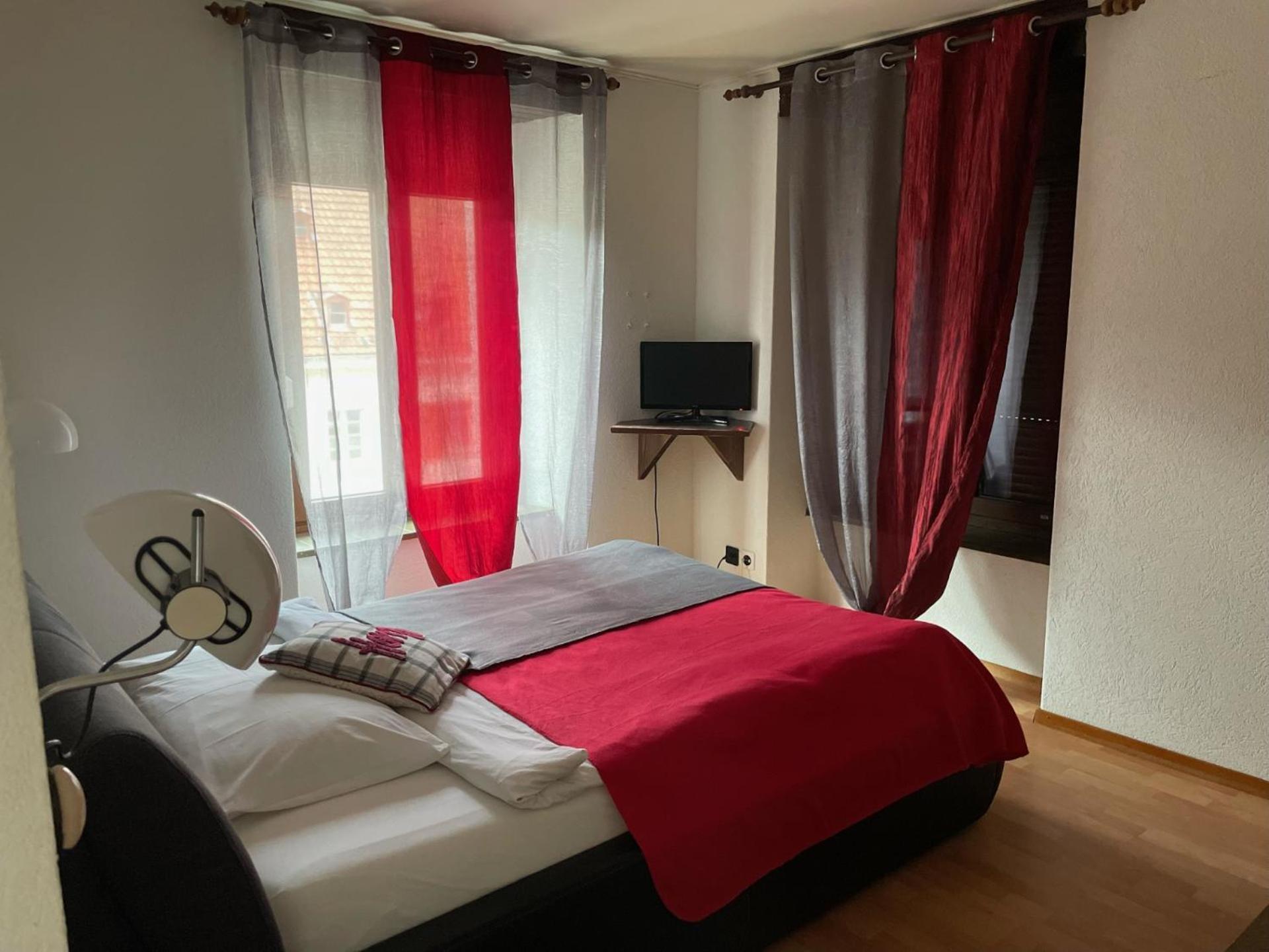 Hotel La Fontaine Saint-Imier Экстерьер фото